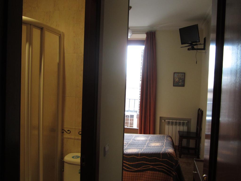 Pension Mollo Madrid Room photo