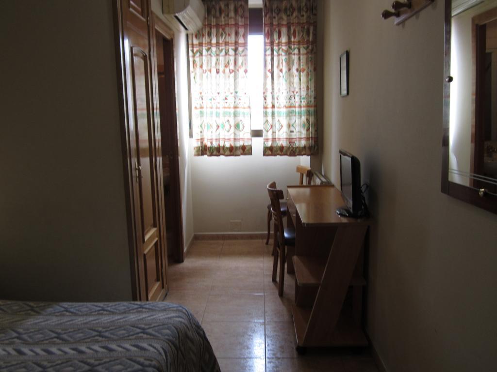 Pension Mollo Madrid Room photo